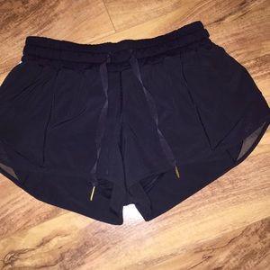 lululemon hottie hot shorts 2.5. navy blue